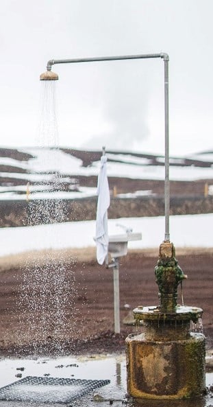 shower_jorge-fernandez-B_unsplash